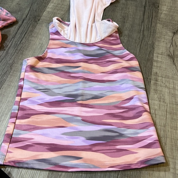 Lot of 2 Athleta Shorts and 1 tank top size 8/10 - Picture 11 of 12